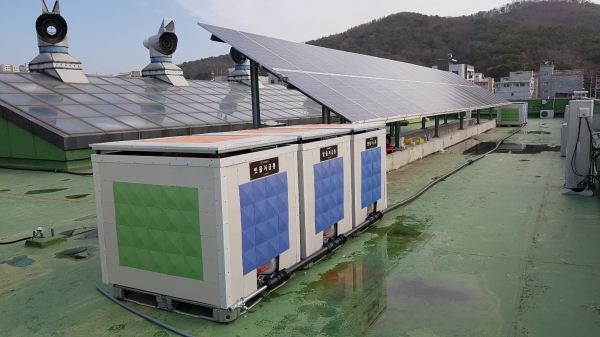 한국전력공사 동대문중랑지사 옥상에 설치된 태양열+빗물저금통