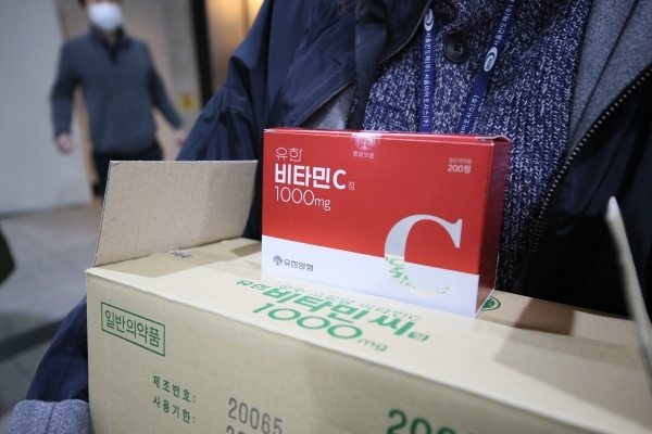 23일 서울반도체(대표이사 이정훈) 직원이 임직원 및 사내 협력사 직원들에게 제공할 ‘비타민C’ 박스를 나르고 있다. 이날 서울반도체는  '코로나19' 사태 장기화로 면역력 챙기기에 직접 나섰다.