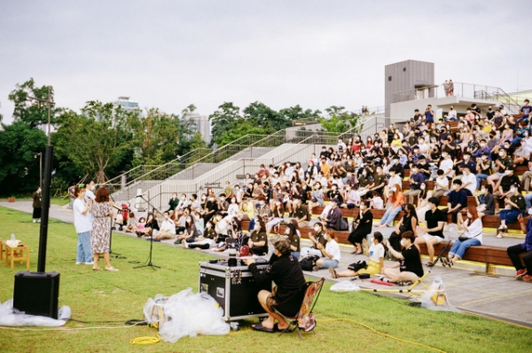 노들섬 잔디마당에서 진행된 브로콜리너마저 2020 ‘이른 열대야’ 버스킹 공연
