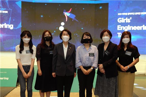 왼쪽부터 지한별 비바리퍼블리카 보안기술팀 Security Researcher, 배순민 KT 인공지능융합기술원 연구소장, 임혜숙 과기정통부 장관, 황정아 천문연구원 우주과학본부 책임연구원, 안혜연한국여성과학기술인지원센터 소장, 김미소 성균관대 신소재공학부 교수가 기념촬영을 하고 있다