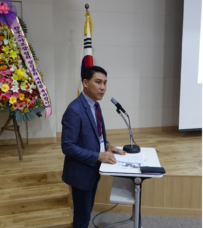 한국스마트팜협회가 지난 28일 경기 안산에 위치한 한국농어촌공사 인재개발원 대강의실에서 창립총회를 개최하고 한국 스마트팜의 저변 확대, 기술 진보, 전후방산업 발전, 청년창농, 수출시장 개척을 목표로 본격적인 활동에 돌입한다. 스마트팜센터조만호 대표가 사회를 진행하고 있다.